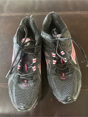 Saucony Women's Black and Pink TR 5 Athletic Running Shoes